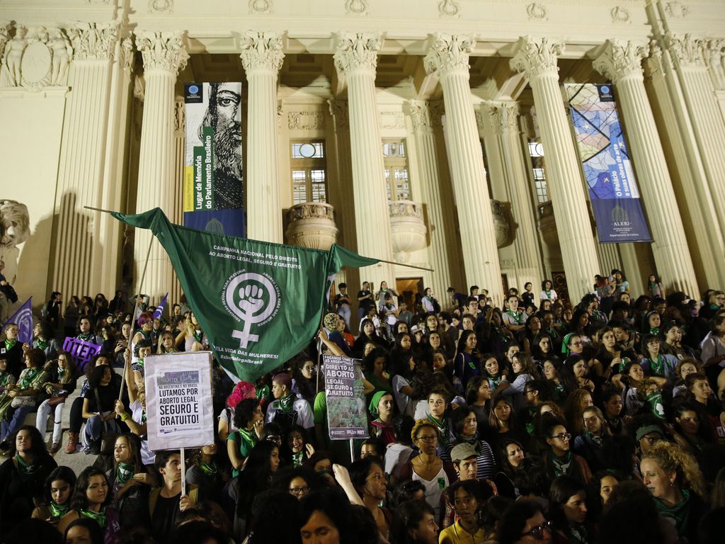 Ativistas vão às ruas do centro do Rio de Janeiro em marcha pela legalização do aborto na América Latina.